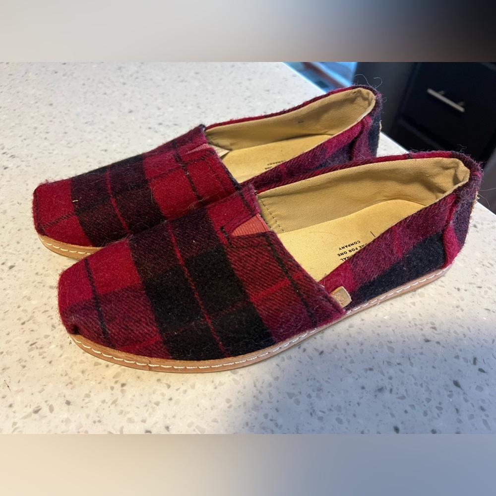 Womens Tom’s size 7